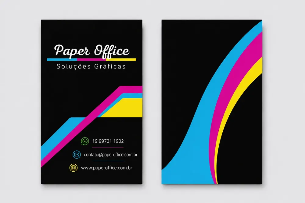 Flyer 9 por 13 centímetros com frente e verso em fundo preto e curvas CMYK, impresso pela Paper Office
